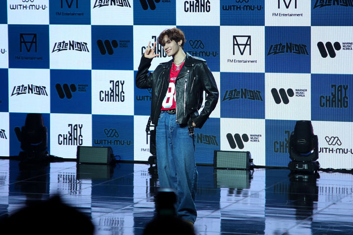 [서울=뉴시스] 가수 제이창이 17일 서울 강남구 일지아트홀에서 열린 데뷔 앨범 'Late Night' 쇼케이스에서 포즈를 취하고 있다. (사진=에프엠엔터테인먼트 제공) 2023.10.17. photo@newsis.com *재판매 및 DB 금지