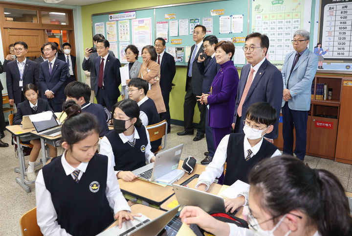 [대구=뉴시스] 국회 교육위원회 국정감사 2반 소속 국회의원들이 IB 월드스쿨 경북대학교 사범대학 부설 중학교를 방문했다. (사진 = 대구시교육청 제공) 2023.10.17. photo@newsis.com *재판매 및 DB 금지