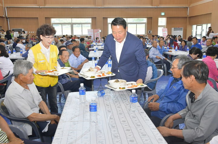 최영일 순창군수가 '어르신 착한 한끼 나눔행사'에 참석, 배식을 돕고 있다. *재판매 및 DB 금지