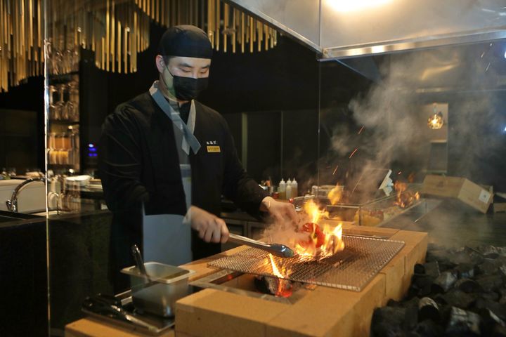 '목탄장'의 셰프가 '숯'을 사용해 요리를 만드는 모습.(사진=롯데백화점 제공) *재판매 및 DB 금지