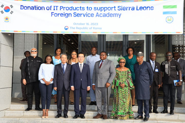 [세종=뉴시스] 정황근 농림축산식품부 장관이 16일(현지시간) 시에라리온을 방문해 한국에서 가져간 컴퓨터 등 기증물품을 전달하고 기념촬영을 하고 있다. (사진=농식품부 제공) *재판매 및 DB 금지