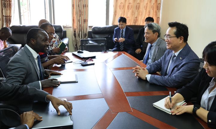 [세종=뉴시스] 정황근 농림축산식품부 장관이 16일(현지시간) 시에라리온을 방문해 헨리 크파카 농업식량안보부 장관과 면담하고 있다. (사진=농식품부 제공) *재판매 및 DB 금지