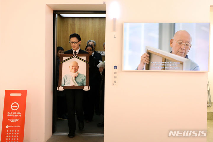 [서울=뉴시스] 박진희 기자 = 추상미술 '단색화'의 거장 박서보 화백의 발인식이 열린 17일 고인의 손자 박지환이 영정을 들고 서울 서대문구 연희동 자택(작업실)을 돌아본 후 장지로 향하고 있다. 2023.10.17. pak7130@newsis.com