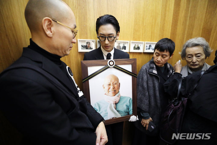 [서울=뉴시스] 박진희 기자 = 추상미술 '단색화'의 거장 박서보 화백의 발인식이 열린 17일 고인의 아들 박승호(왼쪽부터), 손자 박지환, 딸 박승숙, 부인 윤명숙 여사가 서울 서대문구 연희동 자택(작업실)을 돌아보고 있다. 2023.10.17. pak7130@newsis.com