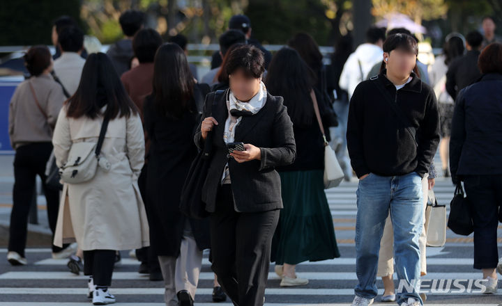 [서울=뉴시스] 김선웅 기자 = 토요일인 21일은 아침 최저기온이 0도로 떨어지고, 바람도 강하게 불어 춥겠다. 또 일교차가 최대 15도까지 벌어지면서 환절기 건강관리에 유의해야겠다. 사진은 지난 17일 오전 서울 세종로사거리에서 긴팔옷을 입은 시민들이 길을 걷고 있는 모습. 2023.10.17. mangusta@newsis.com