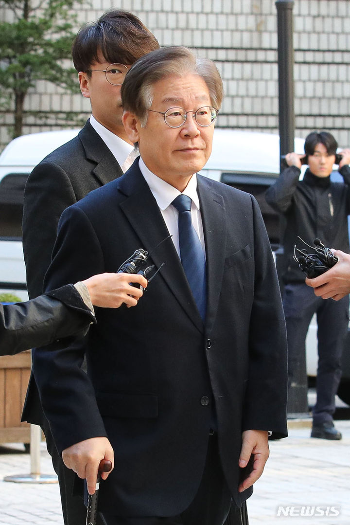 [서울=뉴시스] 권창회 기자 = 이재명 더불어민주당 대표가 17일 오전 서울 서초구 서울중앙지법에서 열린 대장동·위례신도시 배임 및 성남FC 뇌물 의혹 2차 공판에 출석하고 있다. 2023.10.17. kch0523@newsis.com