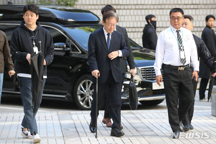 [서울=뉴시스] 권창회 기자 = 이재명 더불어민주당 대표가 17일 오전 서울 서초구 서울중앙지법에서 열린 대장동·위례신도시 배임 및 성남FC 뇌물 의혹 2차 공판에 출석하고 있다. 2023.10.17. kch0523@newsis.com