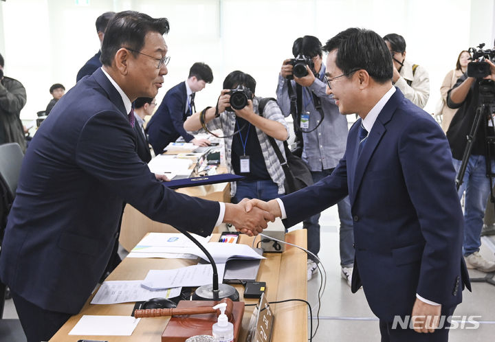 [수원=뉴시스] 김종택기자 = 김동연 경기도지사(사진 오른쪽)가 17일 경기도 수원시 영통구 경기도청에서 열린 국회 행정안전위원회의 경기도에 대한 국정감사에서 증인선서문을 김교흥 위원장에게 제출하고 있다. 2023.10.17. jtk@newsis.com