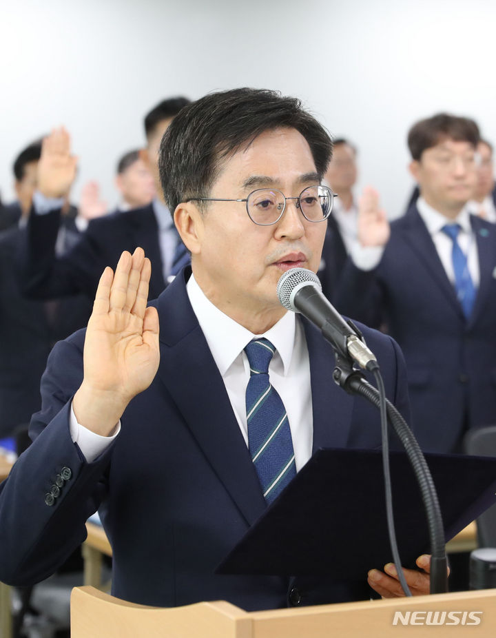 [수원=뉴시스] 김종택기자 = 김동연 경기도지사가 17일 경기도 수원시 영통구 경기도청에서 열린 국회 행정안전위원회의 경기도에 대한 국정감사에 출석해 증인선서를 하고 있다. 2023.10.17. jtk@newsis.com