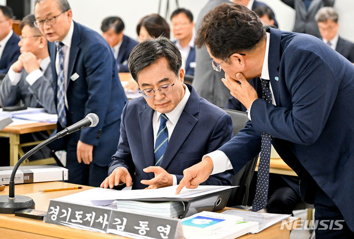 [수원=뉴시스] 김종택기자 = 김동연 경기도지사가 17일 경기도 수원시 영통구 경기도청에서 열린 국회 행정안전위원회의 경기도에 대한 국정감사에서 자료를 보고 받고 있다. 2023.10.17. jtk@newsis.com