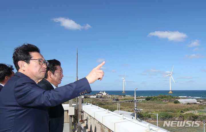 [제주=뉴시스] 우장호 기자 = 국회 산업통상자원중소벤처기업위원회 위원들이 17일 오전 국내 최초 상업용 해상풍력 발전단지를 운용 중인 제주시 한경면 탐라해상풍력발전㈜ 옥상에 올라 해상 풍력기를 관찰하고 있다. 2023.10.17. woo1223@newsis.com