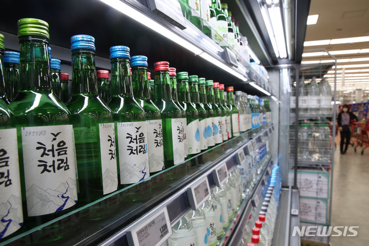 [서울=뉴시스] 고승민 기자 = 한국물가협회 '10월호 월간 물가자료'에 따르면 지난 40년간 서민음식 라면, 국수 가격이 8배가량 오르고, 소주가 5배 가까이 오른 것으로 알려졌다. 17일 서울의 한 대형마트에서 소주가 진열돼 있다. 2023.10.17. kkssmm99@newsis.com