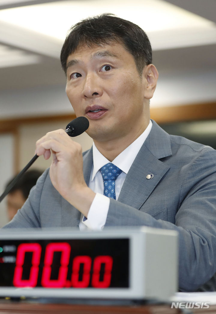 [서울=뉴시스] 최동준 기자 = 이복현 금융감독원 원장이 16일 서울 영등포구 금융감독원에서 열린 국회 정무위원회의 금융감독원에 대한 국정감사에서 질의에 답변하고 있다. 2023.10.16. photocdj@newsis.com