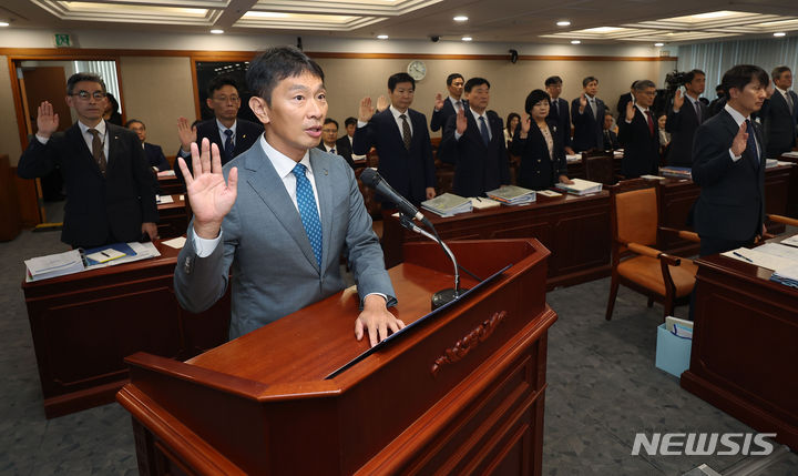 [서울=뉴시스] 최동준 기자 = 이복현 금융감독원 원장이 16일 서울 영등포구 금융감독원에서 열린 국회 정무위원회의 금융감독원에 대한 국정감사에서 선서하고 있다. (공동취재사진) 2023.10.17. photo@newsis.com