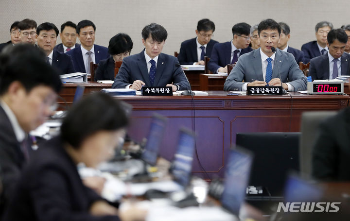 금융감독원 국정감사.  [서울=뉴시스] 최동준 기자 = 이복현 금융감독원 원장이 17일 서울 영등포구 금융감독원에서 열린 국회 정무위원회의 금융감독원에 대한 국정감사에서 질의에 답변하고 있다. 2023.10.17. photocdj@newsis.com