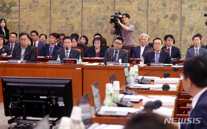 [서울=뉴시스] 조성봉 기자 = 조현래 한국콘텐츠진흥원장이 17일 오전 서울 여의도 국회 문화체육관광위원회에서 열린 한국콘텐츠진흥원 등에 대한 국정감사에서 의원들의 질의에 답변하고 있다. 2023.10.17. suncho21@newsis.com