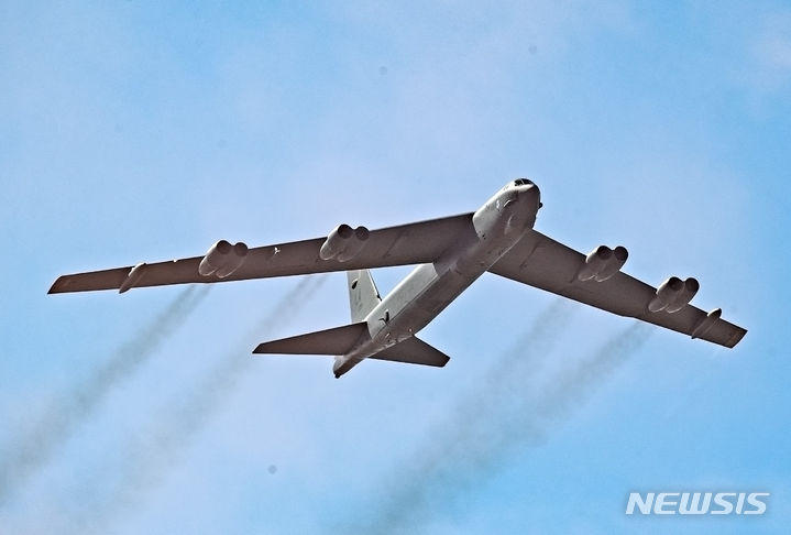 [성남=뉴시스] 김명년 기자 = 미군 전략폭격기 B-52 '스트래토포트리스'가 17일 오전 경기도 성남 서울공항에서 열린 '서울 아덱스(ADEX) 2023' 개막식에서 상공을 비행하고 있다. 2023.10.17. kmn@newsis.com