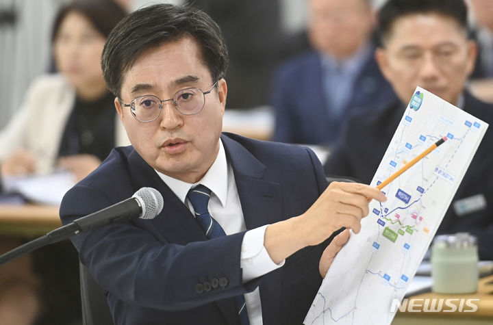 [수원=뉴시스] 김종택기자 = 김동연 경기도지사가 17일 경기도 수원시 영통구 경기도청에서 열린 국회 행정안전위원회의 경기도에 대한 국정감사에서 서울-양평 고속도로 관련 질의에 답변하고 있다. 2023.10.17. jtk@newsis.com