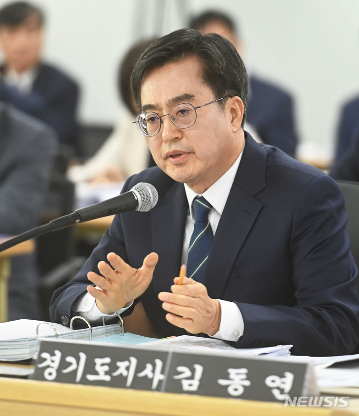 [수원=뉴시스] 김종택기자 = 김동연 경기도지사가 17일 경기도 수원시 영통구 경기도청에서 열린 국회 행정안전위원회의 경기도에 대한 국정감사에서 의원 질의에 답변하고 있다. 2023.10.17. jtk@newsis.com
