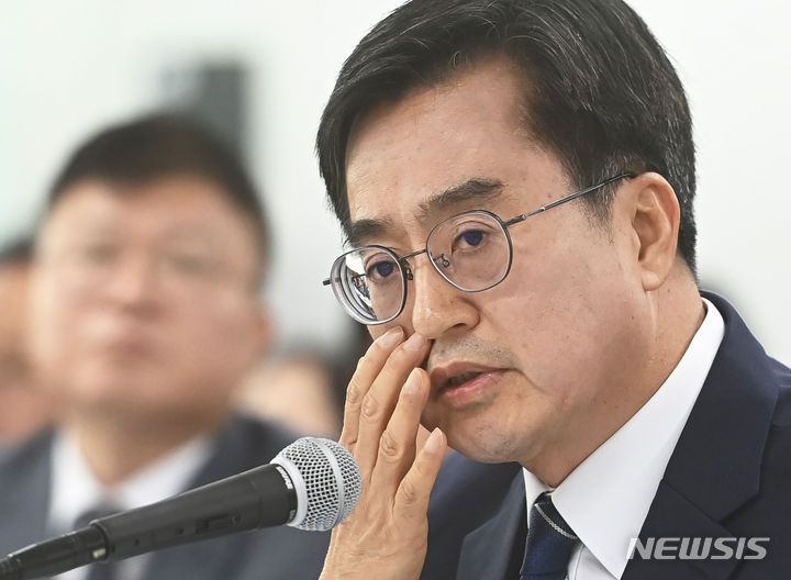[수원=뉴시스] 김종택기자 = 김동연 경기도지사가 17일 경기도 수원시 영통구 경기도청에서 열린 국회 행정안전위원회의 경기도에 대한 국정감사에서 의원 질의에 답변하고 있다. 2023.10.17. jtk@newsis.com