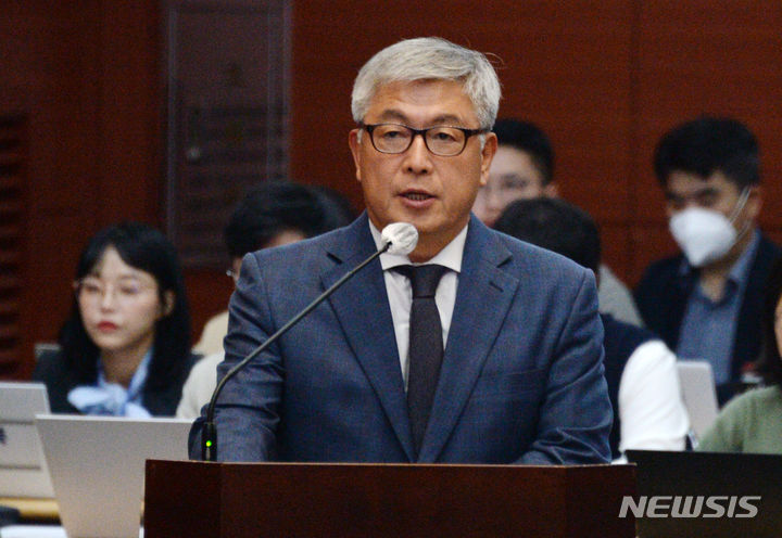 [전주=뉴시스] 김얼 기자 = 유희철 전북대학교병원 병원장이 17일 전북 전주시 전북대학교에서 열린 2023년도 국회 교육위원회 국정감사에 참석해 질의에 답변하고 있다. 2023.10.17. pmkeul@newsis.com