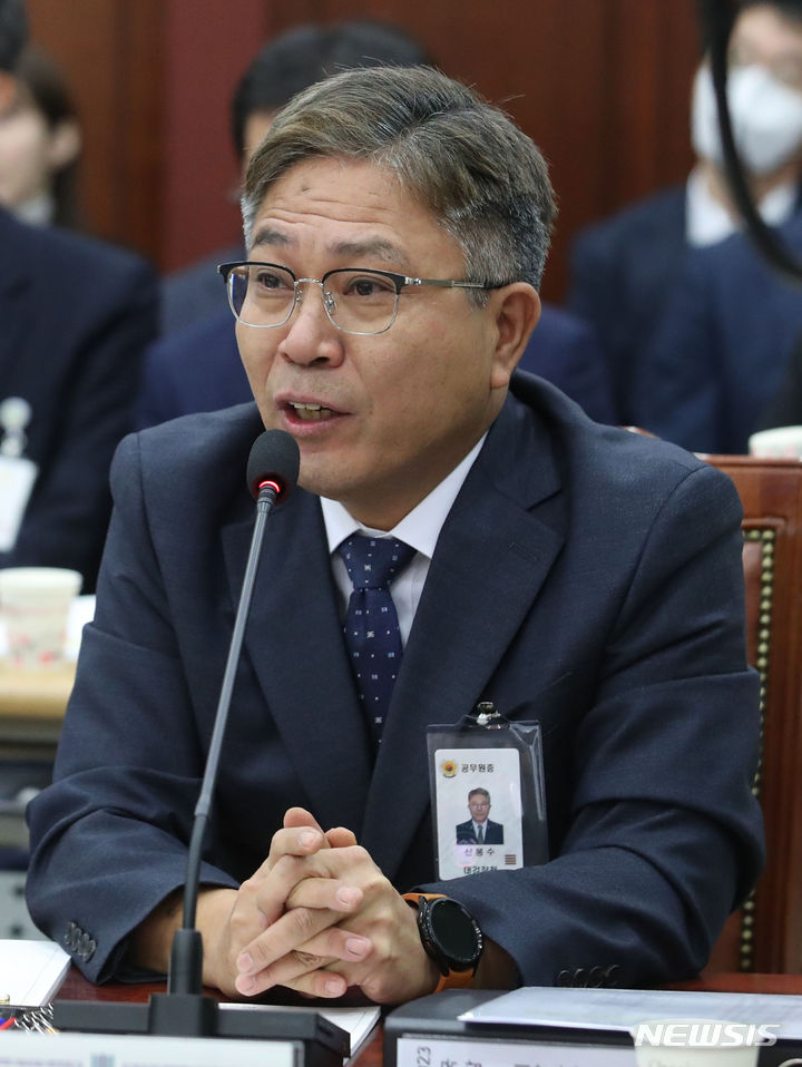 [서울=뉴시스] 권창회 기자 = 신봉수 전 수원지검장은 29일 입장문을 통해 국회에서 진행중인 '대북송금' 사건 관련 국정조사가 재판부가 판단할 사안에 개입해 사법절차를 왜곡하고 있다고 비판했다. 사진은 서울 서초구 서울고등검찰청에서 열린 법제사법위원회에서 답변하는 신봉수 수원지검장. 2026.04.29. kch0523@newsis.com