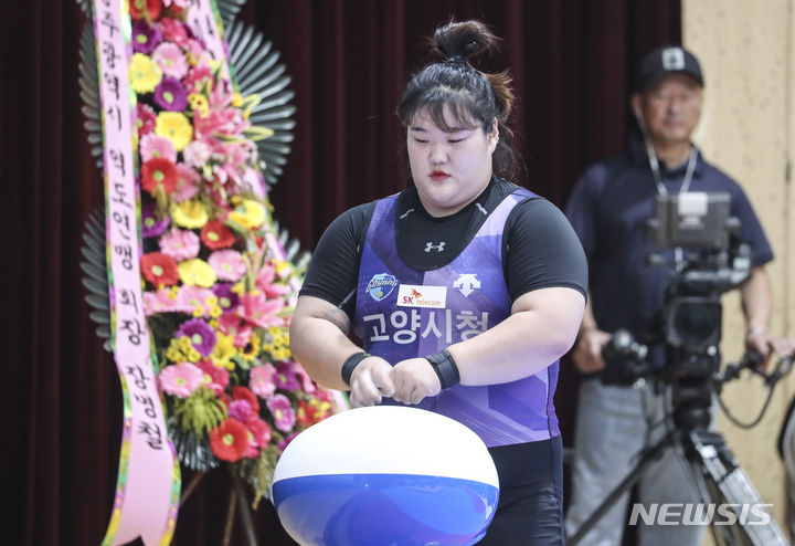 [완도=뉴시스] 김근수 기자 = 항저우 아시안게임 금메달리스트 박혜정(경기)이 17일 전남 완도군 완도농어민문화체육센터에서 열린 제104회 전국체육대회 역도 여자일반부 87kg이상급 용상 경기 결승전에서 경기장으로 입장하고 있다. 2023.10.17. ks@newsis.com