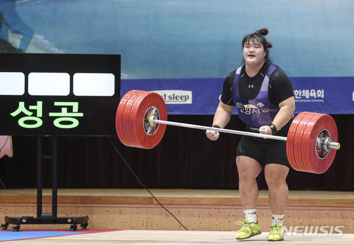 [완도=뉴시스] 김근수 기자 = 항저우 아시안게임 금메달리스트 박혜정(경기)이 17일 전남 완도군 완도농어민문화체육센터에서 열린 제104회 전국체육대회 역도 여자일반부 87kg이상급 용상 경기 결승전에서 바벨을 들어올리고 기뻐하고 있다. 박혜정은 용상 170kg을 들어 종전 169kg보다 1kg 무거운 한국신기록을 세웠다. 2023.10.17. ks@newsis.com