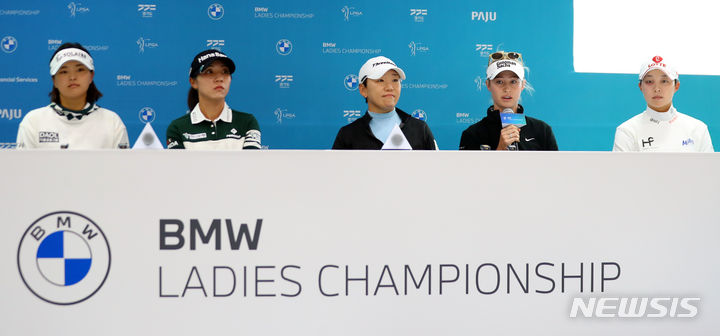 [파주=뉴시스] 최진석 기자 = 넬리 코다(왼쪽 네번째)가 17일 경기 파주 서원밸리컨트리클럽 클럽하우스에서 열린 미국여자프로골프(LPGA) 대회 BMW 레이디스 챔피언십 2023 기자회견에서 발언을 하고 있다.&nbsp; LPGA 대회 BMW 레이디스 챔피언십 2023은 오는 19일부터 22일까지 서원밸리C.C 서원힐스 코스(파72)에서 진행된다. 2023.10.17. myjs@newsis.com