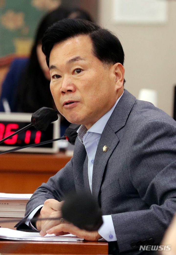 [서울=뉴시스] 조성봉 기자 = 김승수 국민의힘 의원이 17일 오전 서울 여의도 국회 문화체육관광위원회에서 열린 한국콘텐츠진흥원 등에 대한 국정감사에서 질의를 하고 있다. 2023.10.17. suncho21@newsis.com