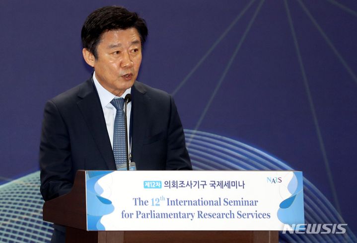 [서울=뉴시스] 조성봉 기자 = 박상철 국회입법조사처장이 17일 오전 서울 여의도 국회 의원회관에서 열린 제12차 의회조사기구 국제세미나에서 개회사를 하고 있다. 2023.10.17. suncho21@newsis.com