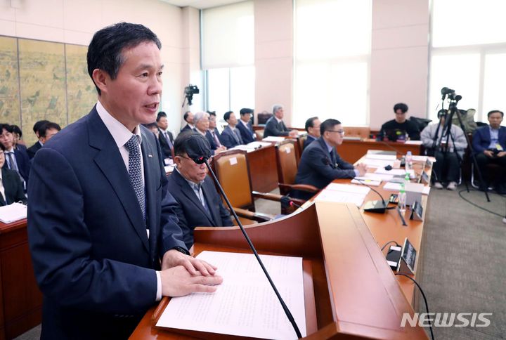 [서울=뉴시스] 조성봉 기자 = 조현래 한국콘텐츠진흥원장이 17일 오전 서울 여의도 국회 문화체육관광위원회에서 열린 한국콘텐츠진흥원 등에 대한 국정감사에서 업무보고를 하고 있다. 2023.10.17. suncho21@newsis.com