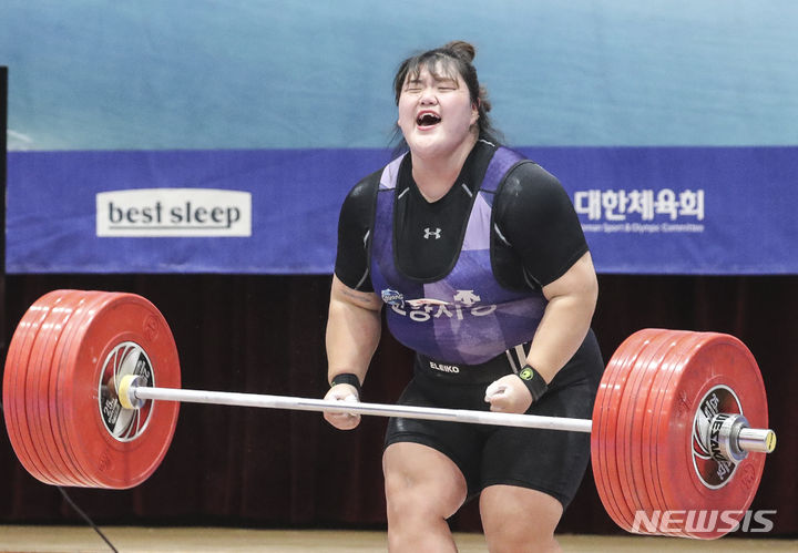 [완도=뉴시스] 김근수 기자 = 항저우 아시안게임 금메달리스트 박혜정(경기)이 17일 전남 완도군 완도농어민문화체육센터에서 열린 제104회 전국체육대회 역도 여자일반부 87kg이상급 용상 경기 결승전에서 바벨을 들어올리고 기뻐하고 있다. 박혜정은 용상 170kg을 들어 종전 169kg보다 1kg 무거운 한국신기록을 세웠다. 2023.10.17. ks@newsis.com