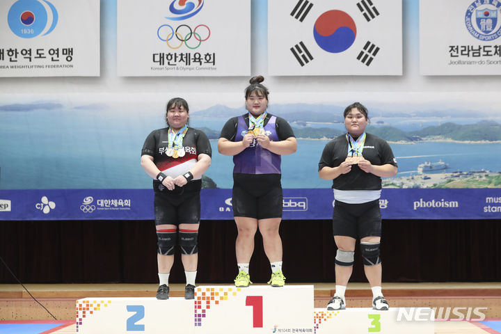 [완도=뉴시스] 김근수 기자 = 항저우 아시안게임 금메달리스트 박혜정(경기)이 17일 전남 완도군 완도농어민문화체육센터에서 열린 제104회 전국체육대회 역도 여자일반부 87kg이상급 용상 경기 종료 후 메달시상식에서 손영희(부산)와 이선미(울산) 선수와 기념촬영을 하고 있다. 2023.10.17. ks@newsis.com