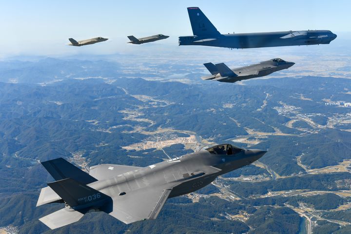 [서울=뉴시스] 17일 한반도에 전개한 미국 공군의 B-52H 전략폭격기와 한국 공군의 F-35A 전투기들이 한반도 상공에서 한미 연합공중훈련을 실시하고 있다. 이번 훈련은 한미 공군의 우수한 연합작전 수행능력과 대한민국 방위에 대한 미국의 확장억제 의지를 다시 한 번 보여줬다. 한편 B-52H는 '서울 ADEX 2023' 개막식 축하비행 때에도 모습을 드러내 국민들에게 그 위용을 선보였다. (사진=공군 제공) 2023.10.17. photo@newsis.com *재판매 및 DB 금지