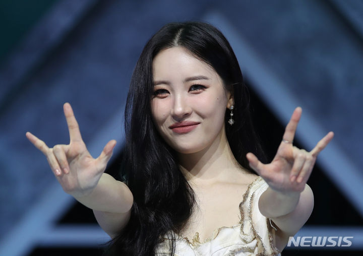 [서울=뉴시스] 고승민 기자 = 디지털 싱글 앨범 'STRANGER'로 컴백한 가수 선미가 17일 서울 블루스퀘어 신한카드홀에서 열린 쇼케이스에서 타이틀곡 'STRANGER' 무대를 선보이기 전 포즈를 취하고 있다. 2023.10.17. kkssmm99@newsis.com