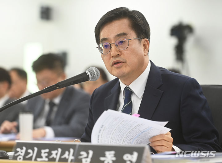 [수원=뉴시스] 김종택기자 = 김동연 경기도지사가 17일 경기도 수원시 영통구 경기도청에서 열린 국회 행정안전위원회의 경기도에 대한 국정감사에서 의원 질의에 답변하고 있다. 2023.10.17. jtk@newsis.com