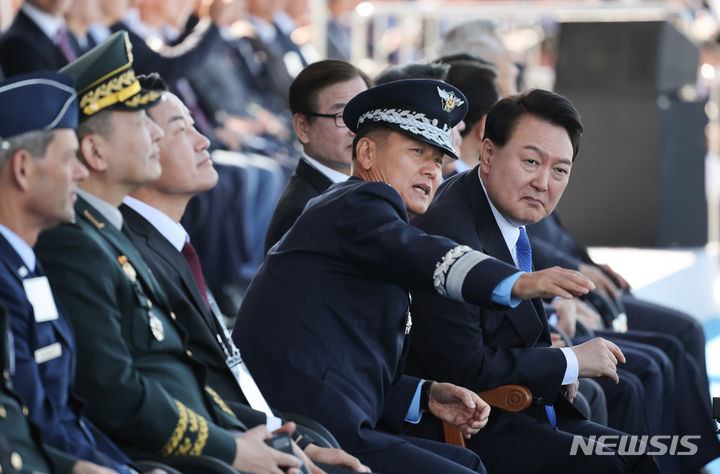 [성남=뉴시스] 홍효식 기자 = 윤석열 대통령이 17일 경기도 성남 서울공항에서 열린 '서울 아덱스(ADEX) 2023' 개막식에서 정상화 공군 참모총장과 대화하고 있다. (대통령실통신사진기자단) 2023.10.17. yesphoto@newsis.com