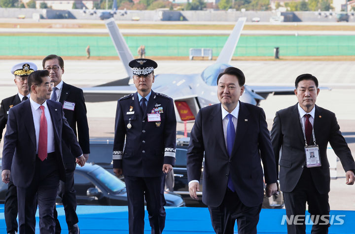 [성남=뉴시스] 홍효식 기자 = 윤석열 대통령이 17일 경기도 성남 서울공항에서 열린 '서울 아덱스(ADEX) 2023' 개막식에 입장하고 있다. (대통령실통신사진기자단) 2023.10.17. yesphoto@newsis.com