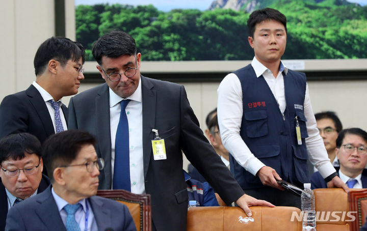 [서울=뉴시스] 추상철 기자 = 2023년 국정감사에 증인으로 출석한 프란츠 호튼 페르노리카코리아 대표와 참고인인 이강호 페르노리카코리아 노조위원장이 답변을 마치고 자리에 앉고 있다. 2023.10.17. scchoo@newsis.com