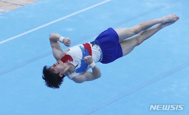 [영암=뉴시스] 김근수 기자 = 김한솔(서울)이 17일 전남 영암군 삼호문화체육센터에서 열린 제104회 전국체육대회 체조 남자일반부 종합경기에서 마루 경기를 하고 있다. 2023.10.17. ks@newsis.com