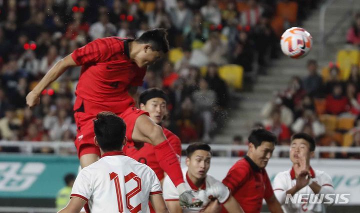 [수원=뉴시스] 정병혁 기자 = 17일 오후 경기 수원월드컵경기장에서 열린 하나은행 초청 축구 국가대표 평가전 대한민국과 베트남의 경기, 김민재가 헤더슛을 하고 있다. 2023.10.17. jhope@newsis.com