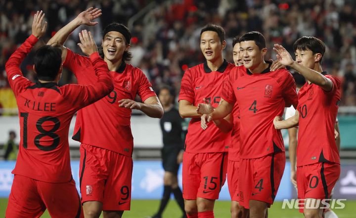 [수원=뉴시스] 정병혁 기자 = 17일 오후 경기 수원월드컵경기장에서 열린 하나은행 초청 축구 국가대표 평가전 대한민국과 베트남의 경기, 이강인의 코너킥으로 골을 성공 시킨 김민재가 기뻐하고 있다.2023.10.17. jhope@newsis.com