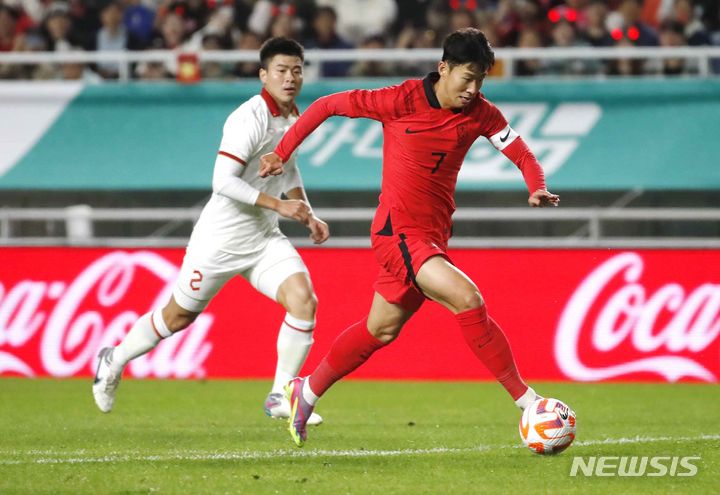 [수원=뉴시스] 정병혁 기자 = 17일 오후 경기 수원월드컵경기장에서 열린 하나은행 초청 축구 국가대표 평가전 대한민국과 베트남의 경기, 손흥민이 돌파하고 있다.2023.10.17. jhope@newsis.com