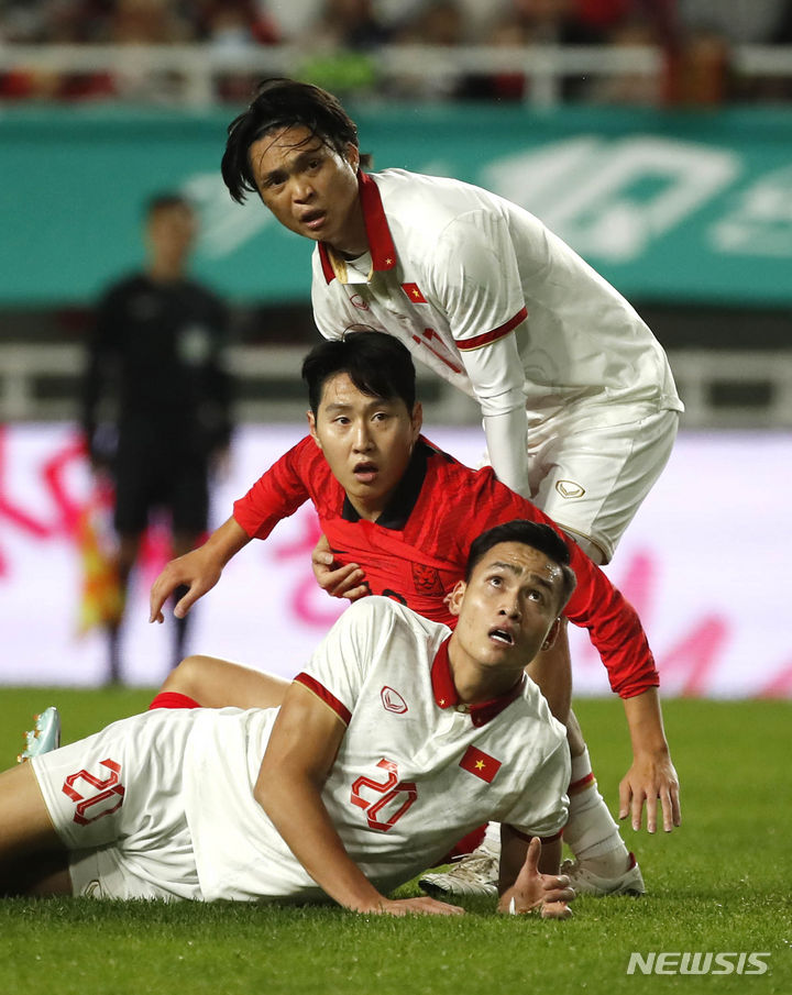 [수원=뉴시스] 정병혁 기자 = 17일 오후 경기 수원월드컵경기장에서 열린 하나은행 초청 축구 국가대표 평가전 대한민국과 베트남의 경기, 넘어지는 이강인을 베트남 응우옌 투안 안이 잡아주고 있다. 2023.10.17. jhope@newsis.com