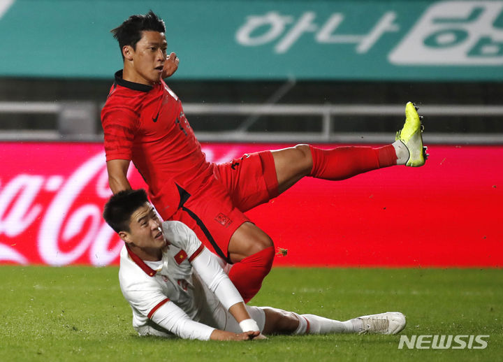 [수원=뉴시스] 정병혁 기자 = 17일 오후 경기 수원월드컵경기장에서 열린 하나은행 초청 축구 국가대표 평가전 대한민국과 베트남의 경기, 황희찬이 슛을 하며 넘어지고 있다. 2023.10.17. jhope@newsis.com