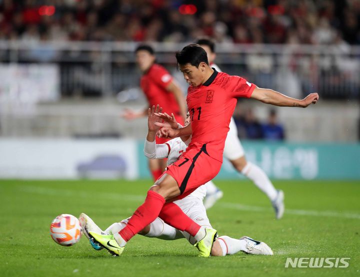 [수원=뉴시스] 조성우 기자 = 17일 오후 경기 수원월드컵경기장에서 열린 하나은행 초청 축구 국가대표 평가전 대한민국과 베트남의 경기, 전반전 한국 황희찬이 팀의 두 번째 골을 넣고 있다. 2023.10.17. xconfind@newsis.com