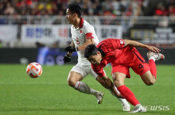 [수원=뉴시스] 황준선 기자 = 17일 오후 경기 수원월드컵경기장에서 열린 하나은행 초청 축구 국가대표 평가전 대한민국과 베트남의 경기, 한국 김민재가 베트남 도 훙 둥의 공격을 저지하고 있다. 2023.10.17. hwang@newsis.com