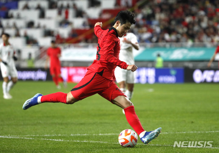 [수원=뉴시스] 정병혁 기자 = 17일 오후 경기 수원월드컵경기장에서 열린 하나은행 초청 축구 국가대표 평가전 대한민국과 베트남의 경기, 이강인이 슛을 하고 있다. 2023.10.17. jhope@newsis.com