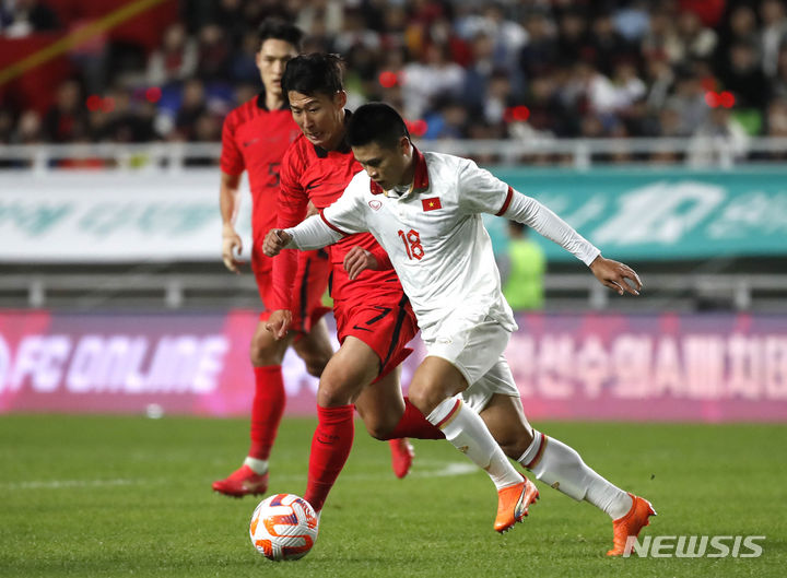 [수원=뉴시스] 정병혁 기자 = 17일 오후 경기 수원월드컵경기장에서 열린 하나은행 초청 축구 국가대표 평가전 대한민국과 베트남의 경기, 손흥민이 베트남 판 뚜안 하이와 볼경합을 하고 있다. 2023.10.17. jhope@newsis.com